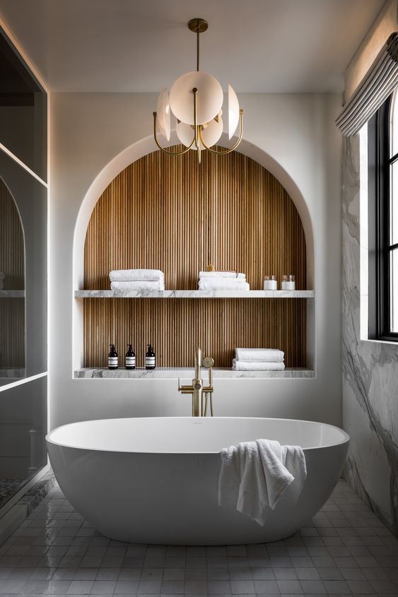 salle de bain avec nicke murale