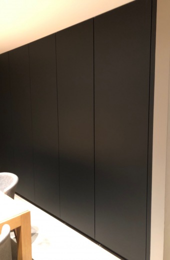 placard sur mesure façade noire